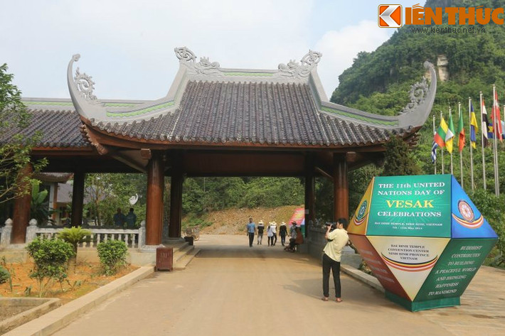 Sau 6 tháng thiết kế và 2 năm thi công, nhà khách chùa Bái Đính giờ đây sẵn sàng đón khách du lịch trong nước và quốc tế cùng các nguyên thủ quốc gia và chính khách đến tham dự hội nghị và tham quan chùa Bái Đính. Trong dịp này, nhà khách cũng chuẩn bị đầy đủ để phục vụ đại lễ Vesak 2014.