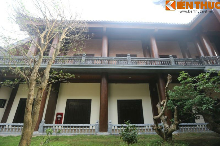 Ngoài ra, nhà khách có hệ thống kỹ thuật hiện đại với điều hòa trung tâm, thang máy, WC phục vụ người tàn tật... cùng khu vực chăm sóc sức khỏe, khu vực nấu ăn chay phục vụ tiêu chuẩn cao...