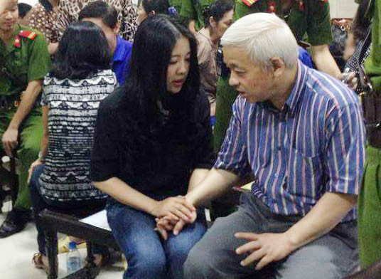 Phiên tòa xét xử sơ thẩm vụ án Nguyễn Đức Kiên (bầu Kiên) vẫn còn nóng hầm hập dư luận. Bầu Kiên bị đề nghị mức án 30 năm tù cho 4 tội danh vào ngày xét xử cuối cùng (ngày 27/5). Trong các phiên tòa này, người ta cũng chú ý tới một phụ nữ xinh đẹp, đằm thắm, đó là vợ bầu Kiên - bà Đặng Ngọc Lan.