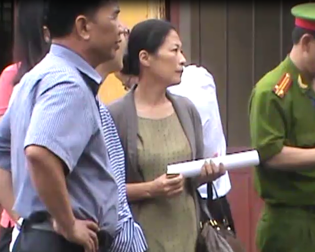 Mỗi phiên tòa, bà Phương thường đến sớm, đợi chồng và luôn theo sau chồng khi kết thúc phiên xử án.