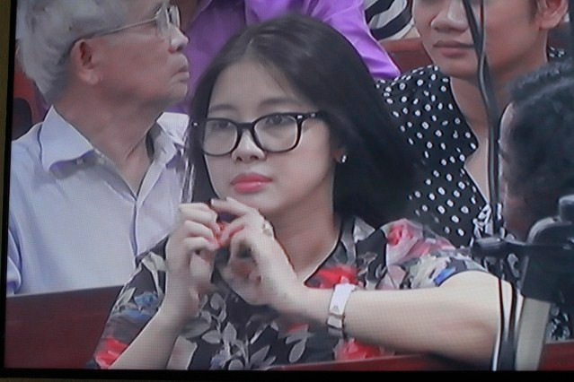 Mọi phiên tòa, bà Lan đều đến rất sớm, lặng lẽ theo dõi phiên tòa, luôn chọn những chỗ gần chồng nhất để có thể dõi theo chồng và dành cho chồng những ánh mắt trìu mến nhất.