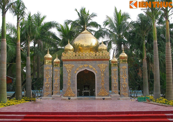 Cung điện được coi là nhà mẫu kiến trúc sứ của Công ty Haidoco - công ty do ông Bùi Xuân Hải (quận Dương Kinh, TP Hải Phòng) làm Chủ tịch. Công trình hiện đang trưng bày tại trụ sở công ty, đã có nhiều đơn vị hỏi mua và thuê tuy nhiên Haidoco chưa chính thức bán lại cho đơn vị nào.