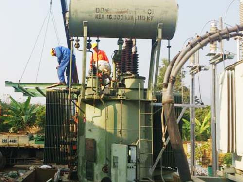 Không chỉ hoàn thiện đường xá, cầu cống, hệ thống điện lưới cũng được cải tạo và nâng cấp ở tỉnh Điện Biên. Hồi tháng 2 vừa qua, dự án lắp MBA T2 trạm 110 kV Điện Biên đã hoàn thành, đảm bảo nguồn điện ổn định và an toàn cho Điện Biên.