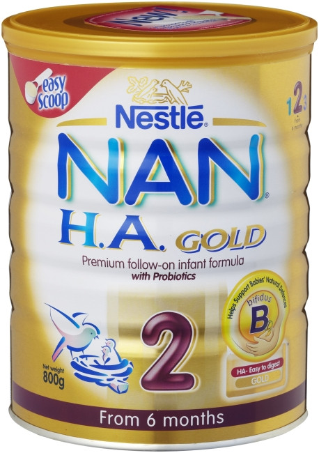 Giá tối đa trong khâu bán lẻ được xác định bằng giá tối đa trong khâu bán buôn cộng chi phí khác có liên quan theo hướng dẫn của cơ quan có thẩm quyền quản lý giá nhưng tối đa không quá 15% của giá tối đa trong khâu bán buôn. Sữa Nan Pro 3 Leb047 Tin loại 900g có giá trần 334.000 đồng/hộp, Nan 2 BL InfMPwdr Lab011A-2 800 g có giá trần 328.000 đồng/hộp và Nan 1 BL NWB019-4-S loại 800 g có giá 323.000 đồng/hộp. Ảnh minh họa.