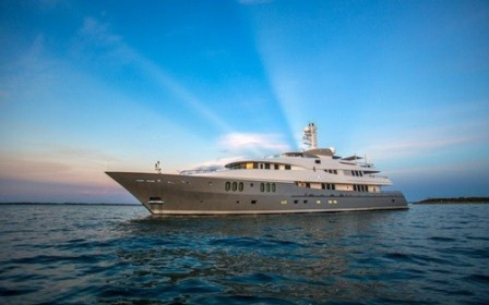 Hội tụ đầy đủ tiêu chuẩn của một khách sạn 5 sao, siêu du thuyền Dream có giá thuê lên đến 435.000 USD (gần 9 tỷ đồng)/tuần. Toàn bộ nội thất bên trong của Dream được cung cấp bởi Bannenberg&Rowell, hãng thiết kế du thuyền hàng đầu thế giới.