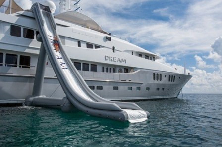 Siêu du thuyền dài hơn 60m, có 7 cabin với sức chứa 15 hành khách và cần 15 thành viên thủy thủ để vận hành nó. Điểm mới lạ nhất của du thuyền là ván trượt nước bằng hơi từ tầng thượng xuống mặt nước biển cùng thuyền kayak và ván lướt sóng...