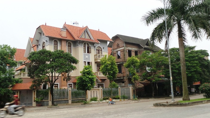 Tuy nhiên, xen giữa những biệt thự xa hoa vẫn còn đó những ngôi biệt thự bỏ không không người ở.