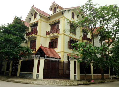 Sở hữu những ngôi biệt thự sang trọng này chính là những doanh nhân thành đạt, các đại gia, các lãnh đạo cơ quan lớn và con ông cháu cha các tỉnh.