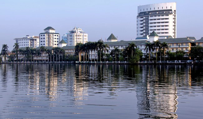Ven hồ lớn nhất nội thành Hà Nội này có sự hiện diện của một loạt biệt thự rộng lớn, bề thế, với thiết kế độc đáo, không đụng hàng và có giá trị lên tới hàng chục tỷ đồng.