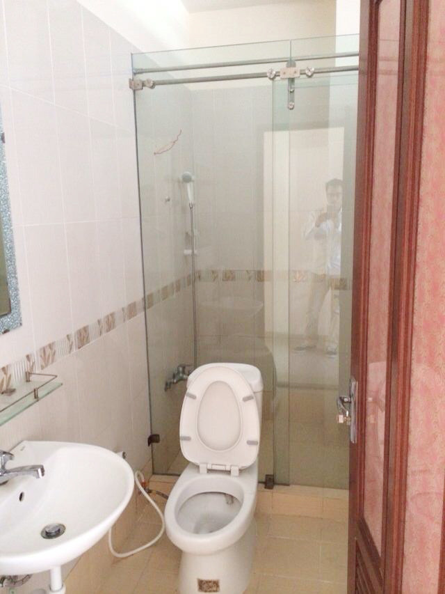 Nhà vệ sinh hiện đại, phòng tắm được ngăn cách bởi các tấm kính.