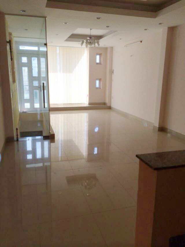 Các phòng rộng rãi và thoáng mát, tuy nhiên, do mới mua và chưa dọn về ở nên bên trong chưa có đồ đạc.