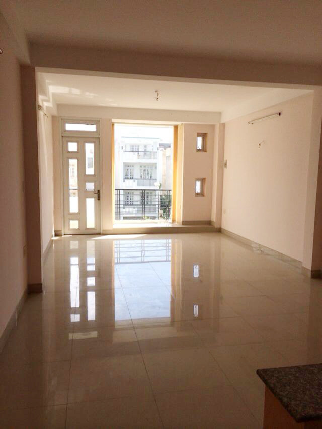 Theo như những hình ảnh được "búp bê" chia sẻ, ngôi nhà nằm ở vị trí thông thoáng và yên tĩnh, với 3 tầng 1 tum cùng tông màu sơn tươi tắn.