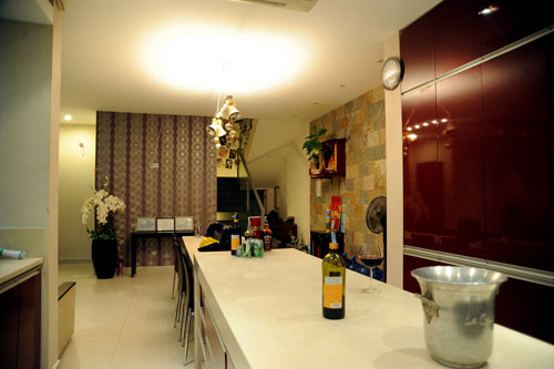 Tổng diện tích của biệt thự khoảng 400 m2 với phong cách thiết kế hiện đại, nội thất tiện nghi.