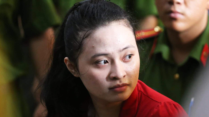Là người tình có một con chung với "ông trùm", nét mặt Vũ Hoàng Anh Ngọc (hotgirl Ngọc Miu, 25 tuổi, quê Hải Phòng) khá tươi tỉnh khi xuất hiện tại tòa.