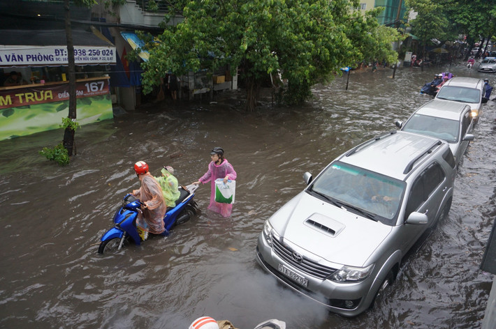 Nhưng khoảng 15h30, các tuyến đường ở quận 2 vẫn còn ngập kéo dài.