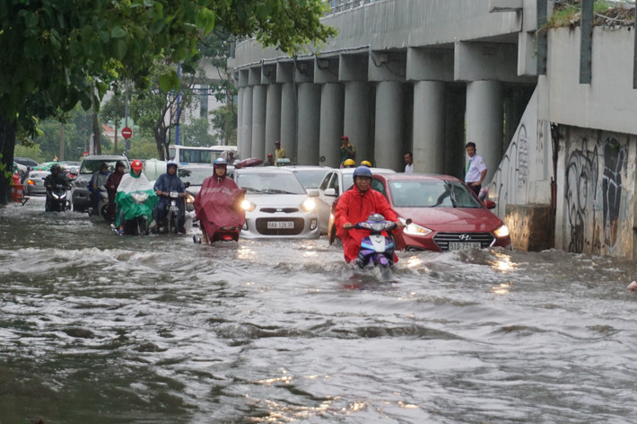 Theo Đài Khí tượng Thủy văn khu vực Nam Bộ, qua quan sát ảnh radar thời tiết, cho thấy mây đối lưu đang tiếp tục phát triển trên các hầu khắp các tỉnh thành khu vực Nam Bộ... gây mưa dông cho một số nơi.