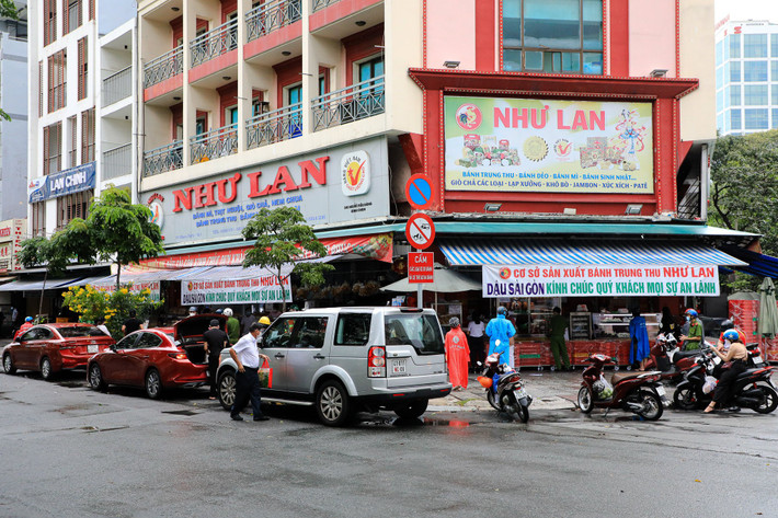 Chỉ còn một tuần nữa sẽ đến Tết Trung thu. Năm nay do TP.HCM đang thực hiện giãn cách theo Chỉ thị 16, hầu hết tiệm bánh Trung thu đều đóng cửa. Đường Cách Mạng Tháng 8 (quận 1, 3), Thành Thái, Nguyễn Tri Phương (quận 10), Phạm Văn Đồng (TP Thủ Đức),... không có gian hàng bánh nào xuất hiện.