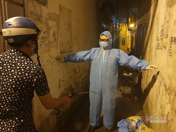 Phun khử khuẩn cho lực lượng chức năng sau khi vào khu nhà ca bệnh.