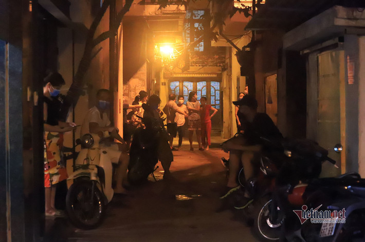 Cùng thời điểm với việc phong tỏa khu vực nhà, lực lượng y tế cũng phun khử khuẩn, cách ly quán karaoke số 54 phố Chùa Láng