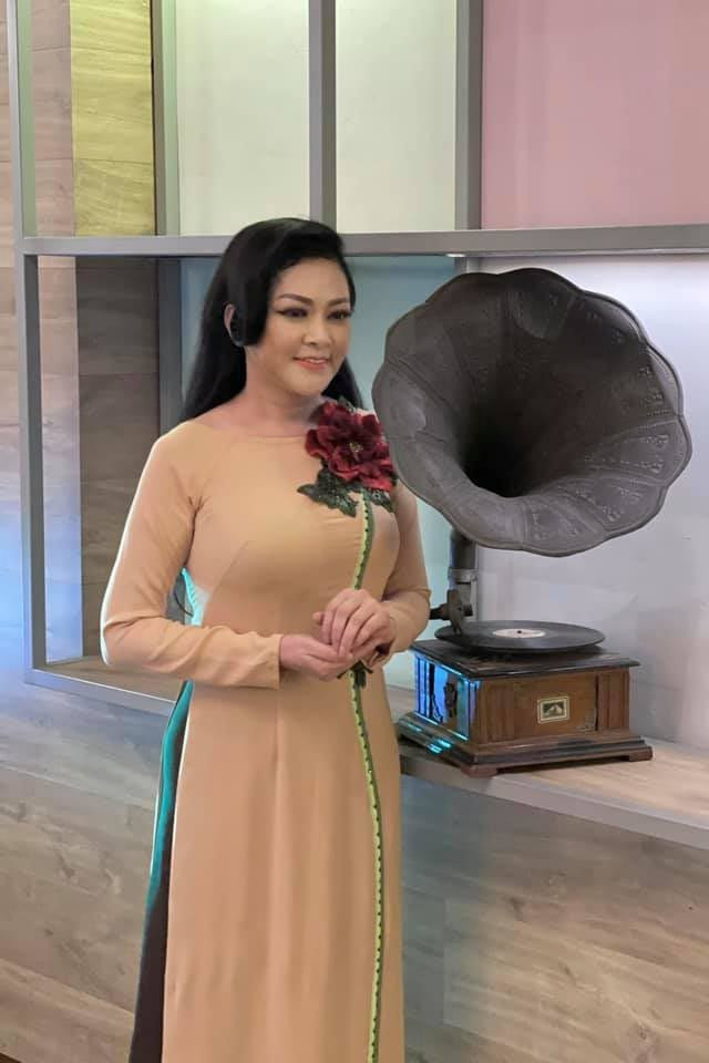 Chia sẻ với báo chí nữ ca sĩ không giấu khi bộc bạch phải nhờ đến thuốc ngủ trong suốt nhiều năm qua.