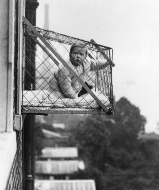 Bức ảnh năm 1934 cho thấy một chiếc lồng sắt được thiết kế bên ngoài cửa sổ để những em bé có thể hít thở nhiều không khí trong lành và nhận được nhiều ánh nắng mặt trời hơn.