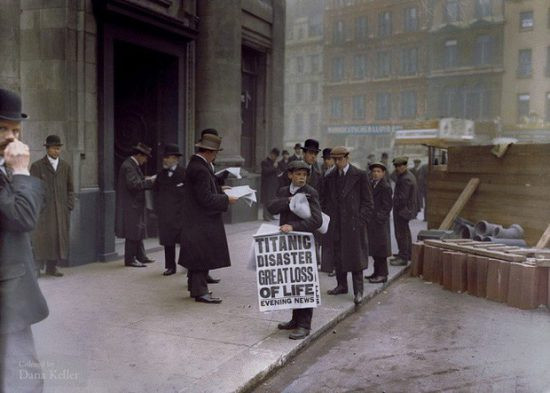 Một cậu bé giao báo với dòng tiêu đề về thảm họa chìm tàu Titanic năm 1912.