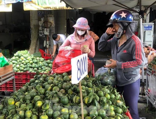 Cam sành mọng nước, quả rất to có giá từ 8.000-13.000 đồng/kg. "Vài tháng trước, cam vào mùa nên giá giảm mạnh, nay giá đã ổn định trở lại nhưng nhìn chung vẫn rất rẻ. Đây là loại trái cây thích hợp để giải nhiệt mùa nắng nóng này nên khách thường mua từ 5-10kg mỗi lần" - chị Thu Trang, tiểu thương bán cam ở chợ Bà Chiểu (quận Bình Thạnh) nói.