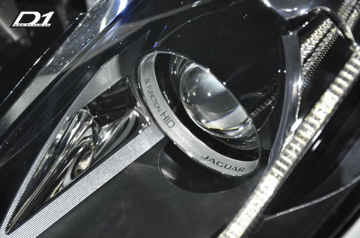 Đèn pha trước BI Function HID và lưới tản nhiệt lớn làm ta dễ dàng liên tưởng đến một chú báo trông có vẻ hiền lành nhưng thật sự mạnh mẽ với những đường cong cơ bắp đậm chất "báo chồm".
