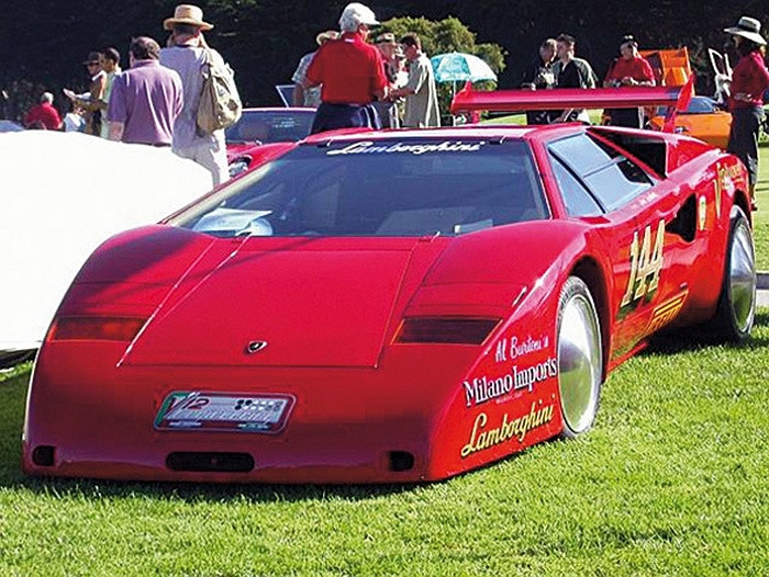 Lamborghini Countach độ đầy phong cách với gầm xe cực thấp.