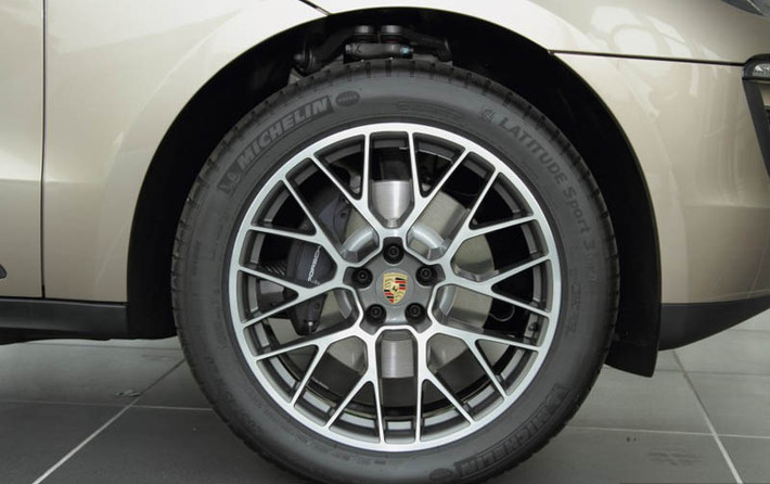 Xe có khả năng tăng tốc từ 0-100 km/h trong 6,9 giây, tốc độ tối đa giới hạn 223 km/h.
