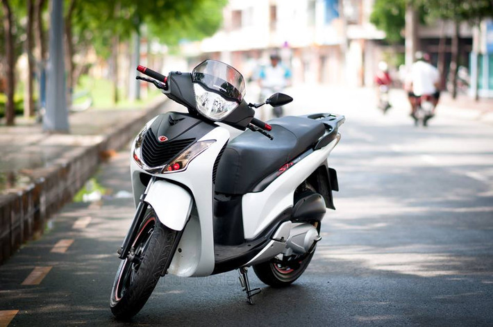 Chiếc Honda SH Ý đời 2011 này đang được rao bán với mức giá 170 triệu đồng trên chợ xe máy Vietnam Racingboy. Đây được coi là dòng xe tay ga cao cấp mang lại sự sang trọng, sành điệu và bền bỉ nên đa số người chạy xe đều muốn sở hữu.