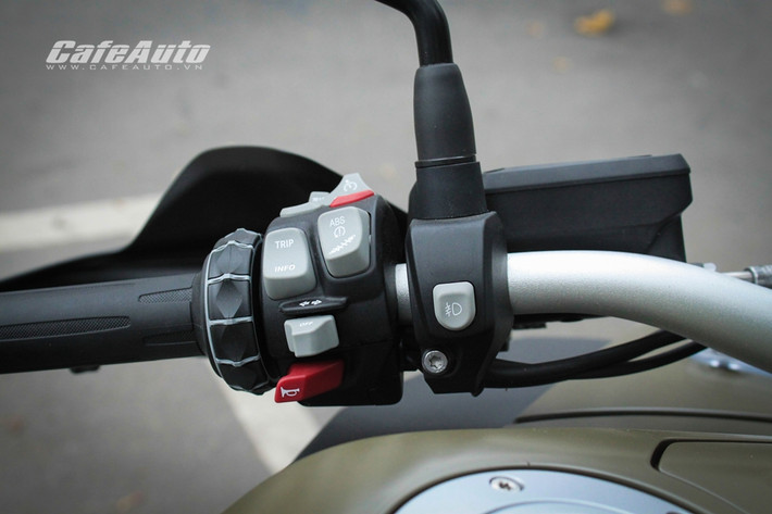 Để đảm bảo an toàn cho những chuyến đi xa, R1200GS được trang bị hệ thống chống bó cứng phanh (ABS), hệ thống ổn định thân xe tự động (ASC)...