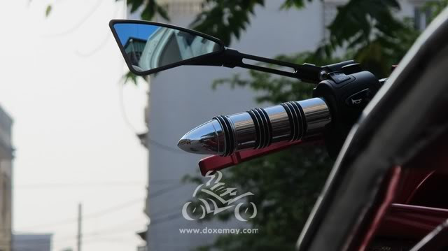 Bao tay Biker hình tên lửa và kính Rizoma Tomok rất "máu".