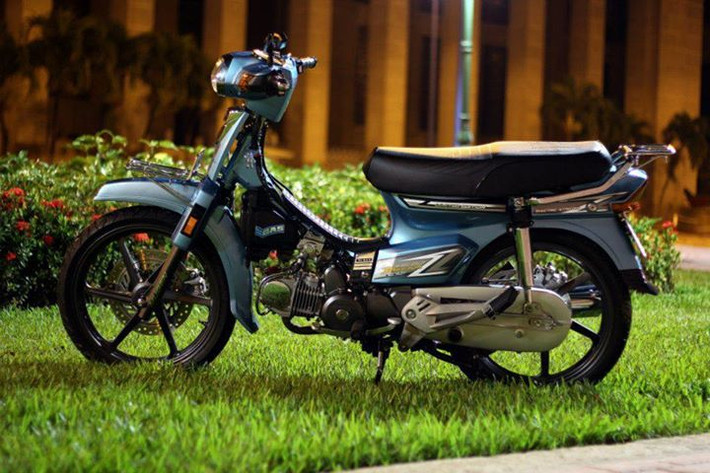 Đại hội xe độ sắp diễn ra ở Vũng Tàu hứa hẹn mang tới nhiều điều thú vị cho khách tham quan. Những chiếc Honda Wave và Honda Dream không thể vắng mặt trong cuộc chơi này. Một chiếc Honda Dream được làm mới với dàn áo xanh ngọc nõn nà và tháo tung bửng, để lộ bộ máy cực chất.