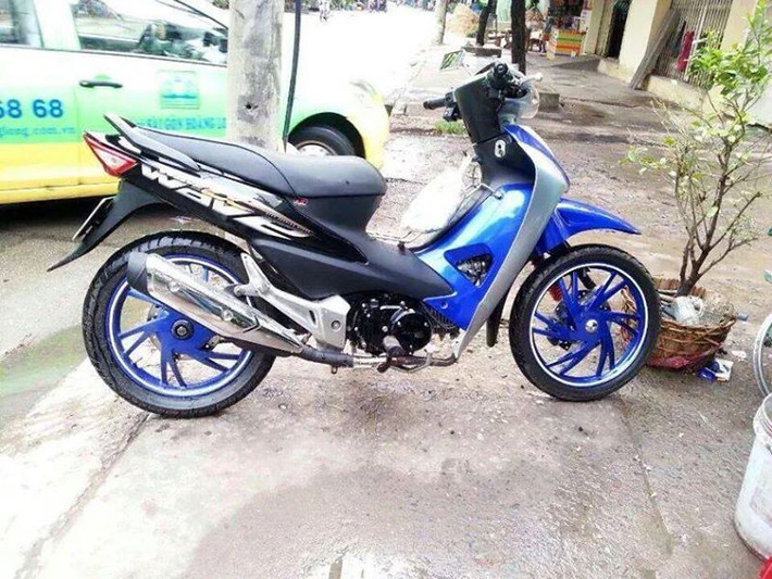 Chủ nhân những chiếc Honda Wave cũng không kém cạnh khi thể hiện chất chơi của mình. Một chiếc Wave độ 1 gắp với mâm xanh lét.