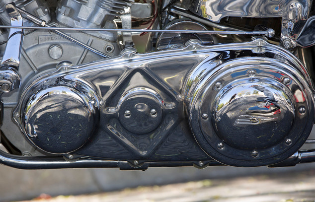 Các phần mạ crôm 1.200 cc động cơ V-twin của chiếc chopper vẫn còn trong hình trạng tuyệt vời.