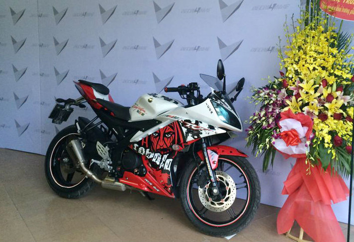 Gương mặt ác quỷ dữ tợn được gắn trên 2 cánh xe Yamaha R15.