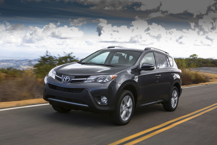 Toyota RAV4 2014 có ngoại thất khá bắt mắt với hệ thống đèn pha Halogen phản xạ đa chiều được thiết kế theo kiểu đèn cốt. Hệ thống đèn pha được tích hợp sẵn đèn sương mù giúp tài xế có thể vận hành xe an toàn trong điều kiện tầm nhìn hạn chế.