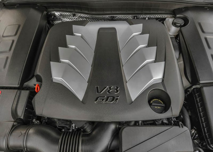 Kia K900 được trang bị động cơ 5.0L V8 cho công suất 420 mã lực và mô-men xoắn cực đại 509 Nm. Sức mạnh được truyền đến cầu sau thông qua hộp số tự động 8 cấp.