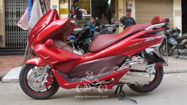 Những hình ảnh về chiếc xe Honda PCX độ toàn thân đỏ lòm của một dân chơi ở Hà Nội được chia sẻ trên nhiều diễn đàn xe máy và được các thành viên khá quan tâm.