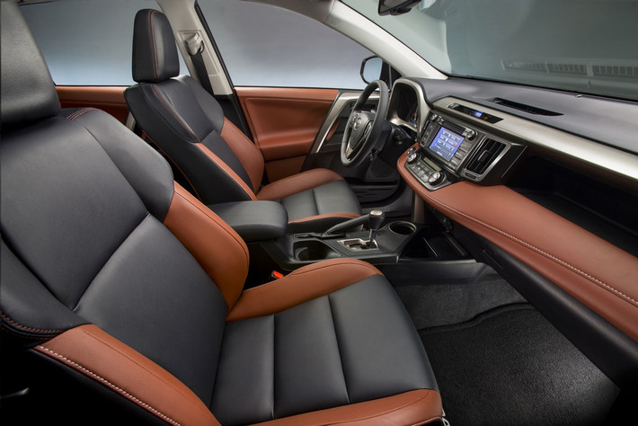 Toyota RAV2 2014 có thiết kế sang trọng và quyến rũ với bảng điều khiển được trang trí bằng một dải da cao cấp.