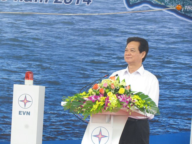 Phát biểu tại buổi lễ, Thủ tướng Nguyễn Tấn Dũng nhấn mạnh, dự án kéo điện cáp ngầm ra Lý Sơn có ý nghĩa cực kỳ quan trọng trong phát triển kinh tế, văn hóa xã hội, cải thiện các mặt đời sống người dân và đảm bảo quốc phòng an ninh cho Lý Sơn. Ảnh: Lao động.