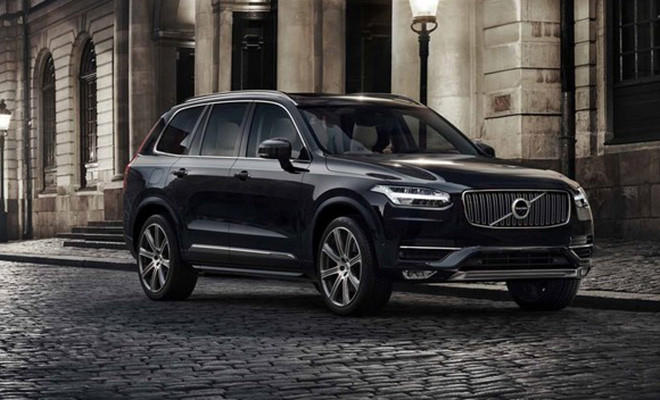 Một cái tên đáng nói tới nữa là Volvo XC90 2015. Đây là dòng xe quan trọng nhất về mặt chiến lược cũng như thiết kế của hãng xe Thuỵ Điển hiện nay trong phân khúc xe hạng sang. Mẫu xe này thể hiện nỗ lực của Volvo để trở lại cuộc đấu với các đối thủ như Mercedes-Benz, Audi hay BMW.