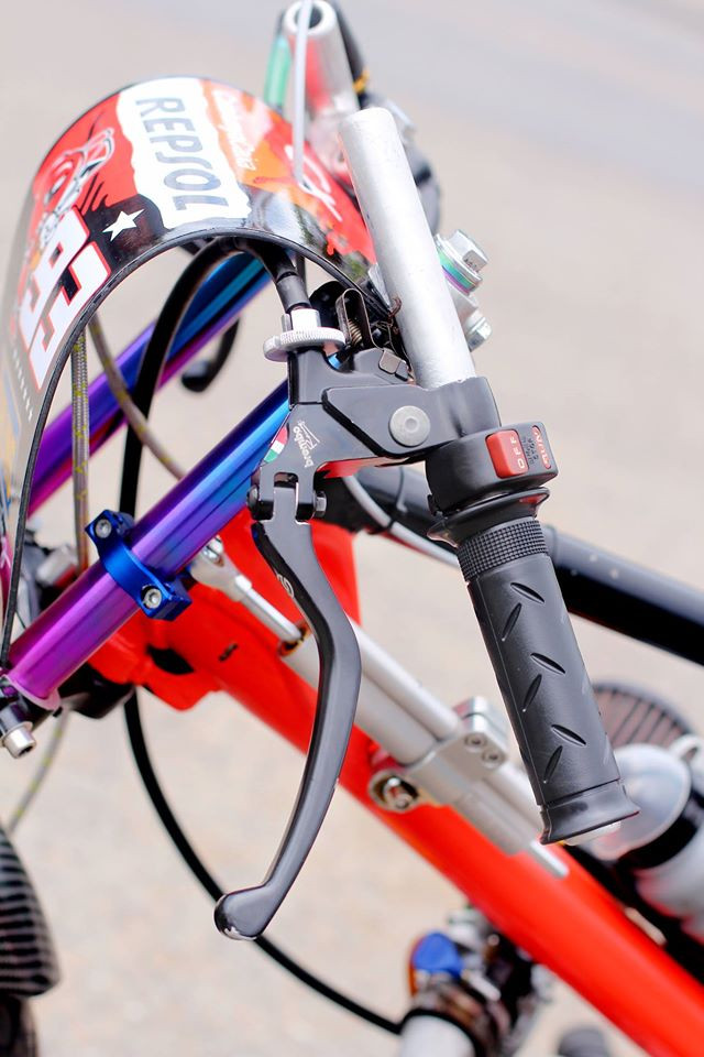 Đồng thời, xe lên côn tay và đi tay Brembo.
