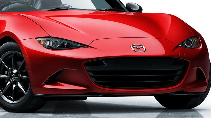 Mazda MX-5 2016 có những cách tân hoàn toàn mới cả về thiết kế lẫn động cơ so với những người tiền nhiệm. Đáng chú ý nhất, mẫu xe này sẽ có trọng lượng nhẹ hơn phiên bản đầu tiên tới 100 kg. Trọng tâm của xe cũng thấp nhất từ trước tới nay nhằm cải thiện độ ổn định của xe khi vận hành ở tốc độ cao.