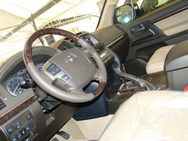 Khoang lái thân thiện của Land Cruiser GXR V8.