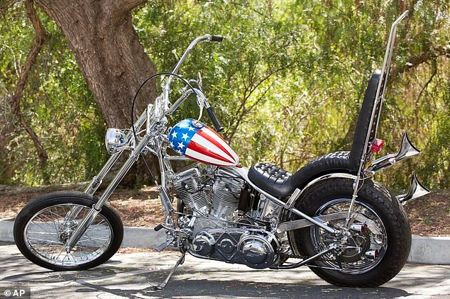 Chiếc mô tô đời đầu của hãng xe danh tiếng Harley-Davidson này sẽ được bán đấu giá vào ngày 18/10 tới tại phòng trưng bày Calabasas, California (Mỹ). Mức giá khởi điểm được đưa ra thời điểm hiện tại là từ 1 - 1,2 triệu USD.