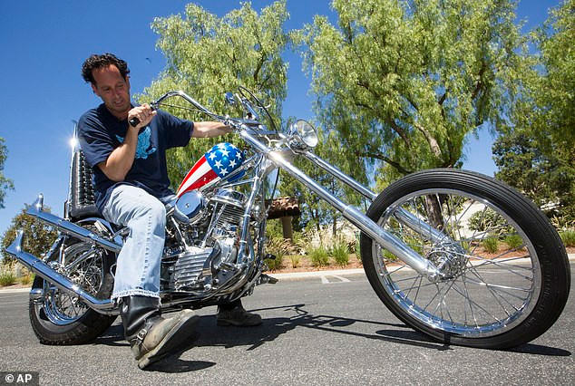 Chiếc xe do Peter Fonda điều khiển là chiếc duy nhất còn giữ được đến bây giờ, những chiếc xe còn lại đã bị đánh cắp từ khi phim chưa phát hành (năm 1969). Chiếc mô tô này hiện đang thuộc sở hữu của Michael Eisenberg - một doanh nhân ở California.