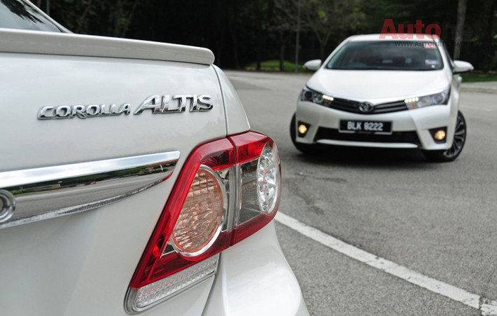 Phiên bản Altis trên thế giới trang bị tới 7 túi khí, chìa khoá thông minh, kết nối Bluetooth, phanh ABS, EBD, kiểm soát hành trình, kiểm soát lực kéo cùng nhiều tính năng hỗ trợ người lái khác.