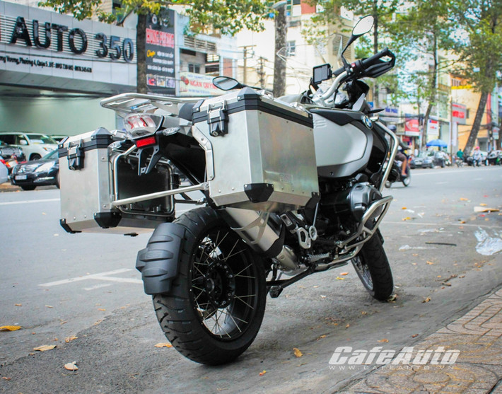 Ở phiên bản 2014, BMW R1200GS gây ấn tượng với khối động cơ Boxer 1.170cc làm mát bằng chất lỏng, trục cam kép DOHC, cùng hệ thống làm mát bằng dung dịch được cải tiến từ phiên bản 2013.